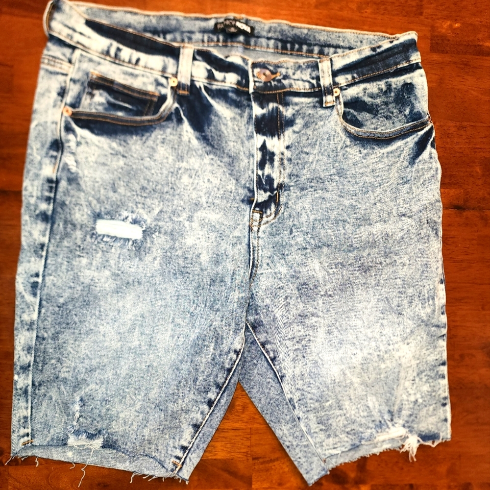 Acid washed Bermuda shorts